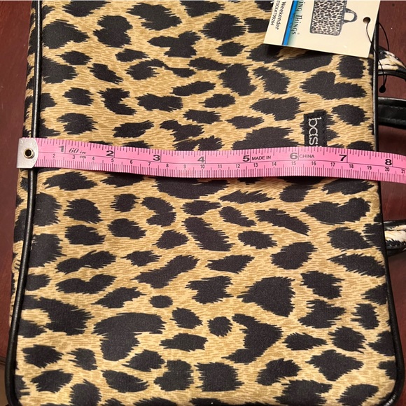 Travel bag leopard print 2 large interior sections cosmetics or toiletries NWT - Picture 5 of 5